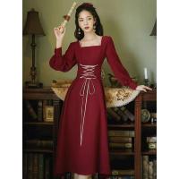 春季女装法式别致设计感复古方领绑带收腰连衣裙显瘦气质中长款裙串得起