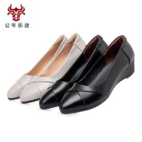 公牛乐途2020春秋季女鞋软底坡跟真皮妈妈鞋浅口舒适皮鞋中老年防滑单鞋