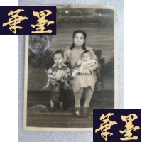 正版旧书母子3人合影老照片1张9.9*7.3cmJ-A-S-Z