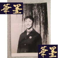正版旧书带像章笑得甜美女老照片9.8*6.7cm(实物拍照,品相如图)J-A-S-Z