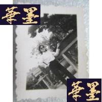 正版旧书穿喇叭裤美女老照片1张4.2*3cm(实物拍照,品相如图)J-A-S-Z