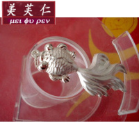 美芙仁S990纯银时尚个性项坠儿金鱼摆尾吊坠红眼睛金鱼毛衣链坠生日