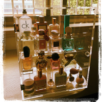 大号阶梯形有门香水架香水展示箱亚克力护肤品透明桌面G3