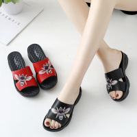 妈妈拖鞋女夏外穿中年人凉拖女士百搭软底防滑中老年时尚2020新款