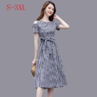 白织鸟夏季新款女装收腰显瘦短袖流行露肩系带格子中长裙子