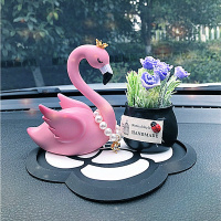 创意车载火烈鸟车上摆件镶钻可爱羽毛车内汽车摆台气质装饰品女士 展翅火烈鸟+黑瓶薰衣草+茶花垫