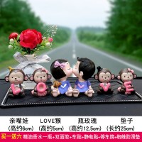 可爱卡通创意汽车摆件车饰车载小车装饰品车子摆饰车上中控台摆件 紫衣亲嘴娃+LOVE猴+红玫瑰+镶钻方垫中号(送香水一瓶