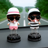汽车公仔可爱摇头娃娃车内摆件车上摆饰装饰品卡通车载上摆饰用品 鸭舌帽黑白+墨镜粉娃弹簧