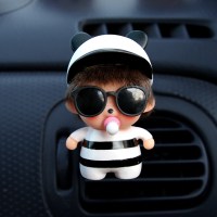 汽车出风口香水车载可爱卡通风口香熏公仔小玩偶车内车上装饰品女 鸭舌帽黑白无钻风口