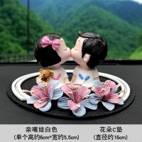车内饰品摆件卡通汽车用品创意车上车载内饰小车装饰品女可爱车饰 白衣亲嘴娃+花朵C型垫