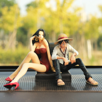 雪弗兰汽车摆件大蜂仿真车模型车载香水座网红路飞手办车内饰品 明黄色坐沙发男女+大垫