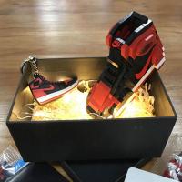 积木玩具aj1篮球鞋子黑红脚趾模型男朋友拼图小颗粒像素徐璐同款 黑红禁穿送彩盒拉菲草灯串钥匙扣