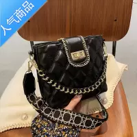 封后香港感小众包包女夏2022新款超火菱格宽肩带水桶包斜挎包