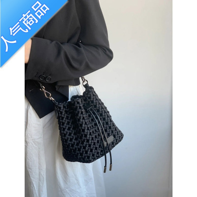 封后编织包水桶小包包女2022新款休闲斜挎夏季手提单肩腋下时尚感女包