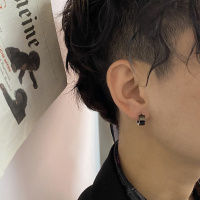 卡 简约个性男士潮嘻哈耳钉黑色耳环女夏轻奢情侣耳圈耳扣饰品
