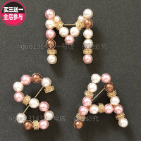 粉色字母胸针2021新款潮职业阿玛施特饰品珍珠字母高档别针胸花女