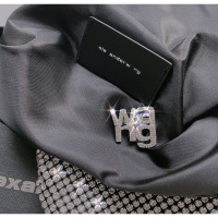 SR2020新款夏季WANG胸针女百搭饰品防走光胸前水钻装饰固定小别针