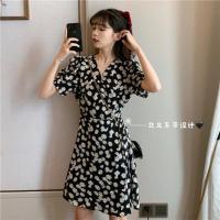 闺蜜装裙子2020新款夏季韩版修身连衣裙时尚可爱小清新拍照学生党黑色复古小雏菊碎花连衣裙女夏2020新款桔梗裙V领气质收