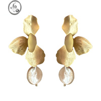 JiMi月芷白茶 高级感法式复古金属花瓣珍珠耳环 小众设计温柔气质耳钉