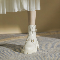 些久马丁靴新款2021年秋薄款英伦风女春秋季炸街白色短靴瘦瘦秋款