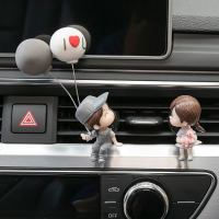 创意情侣摆件车载香水汽车出风口香水夹香薰车内车上空调装饰用品 坐姿情侣出风口[LOVE气球]