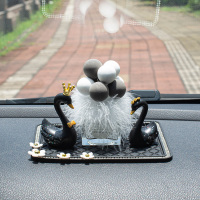 白天鹅车载摆件车内装饰品摆件汽车用品中控台装饰女可爱车上创意 黑天鹅+(羽毛)灰白气球瓶+雏菊迷你钻垫