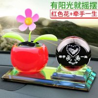 车内饰品汽车摆件汽车座车上装饰品太阳能摇摆花车载钟表礼品 红花+牵手一生[球]+五彩座