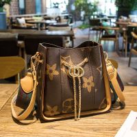 真皮质感包包女2020新款网红水桶包百搭单肩斜挎包时尚女士手提包