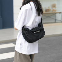 时尚牛津布饺子包2020新款简约运动风单肩斜挎包休闲女潮网红布包