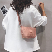 网红斜挎包女2020新款男包包饺子包简约运动尼龙布百搭休闲单肩包