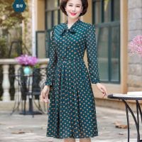 2020秋季新款中年妈妈装长袖波点中老年女装中长款大码过膝连衣裙