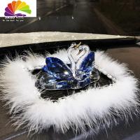 舒适主义汽车香水座创意车上座式摆饰可爱女车内饰品车载水晶天鹅摆件 蓝色鹅加羽毛钻垫(不可加香)
