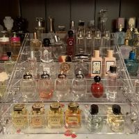 香水展示架亚克力透明指甲油架口红眼影桌面收纳盒化妆品陈列架