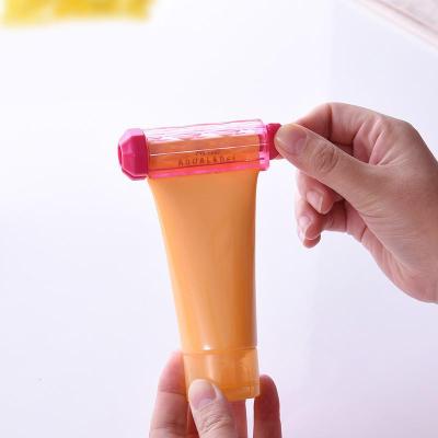 日本手动挤牙膏器管状化妆品调味料挤压芥末洗面奶省力旋转卷压器 三维工匠 红色