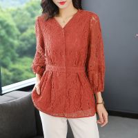 珂卡慕(KEKAMU)中年妇女春秋装小衫2020春装新款特大码女装胖mm200斤洋气减龄V领蕾丝收腰中长款上衣