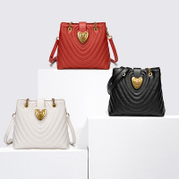 姿瑟包包女2020新款斜挎包水桶包ins网红新娘爱心锁扣小香风奈儿女包