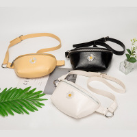 姿瑟小CMk刺绣小雏菊腰包时尚百搭油蜡皮胸包复古单肩斜挎女包包