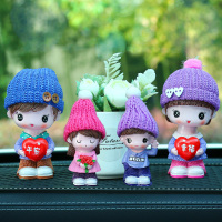 创意车内饰品摆件车载香水摇头公仔可爱男女车上个性漂亮汽车装饰 [四口之家]爸妈+两宝(花花/乐乐)线帽+平安花+大钻垫