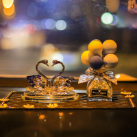 敬平车载香水车内装饰品摆件汽车用品大全香薰淡香女女人 A款蓝色天鹅(金色脖)+蓝白球香水+中号雏菊垫 平挂摆件