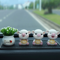 敬平车内饰品摆件车载个性创意可爱摇头小猪男女汽车装饰用品大全 金色[全家福3只猪]+[白色吉祥果]+[大号镶钻挂摆件