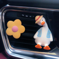 敬平车载香水香薰空调出风口可爱车内饰品摆件汽车装饰用品大全 歪头马甲鸭+小黄花/送精油2瓶 平挂摆件