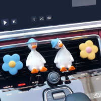 敬平车载香水香薰空调出风口可爱车内饰品摆件汽车装饰用品大全 淡蓝帽直鸭+淡蓝帽歪头鸭+蓝黄花 精油4瓶 平挂摆件