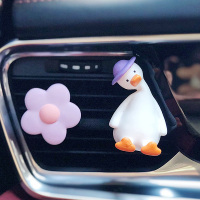 敬平车载香水香薰空调出风口可爱车内饰品摆件汽车装饰用品大全 紫帽歪头鸭+紫色小花/送精油2瓶 平挂摆件