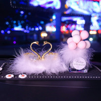 敬平水晶天鹅车内饰品摆件女车载香水汽车装饰用品大全漂亮 香槟色羽毛天鹅+粉白羽毛香薰瓶+小雏菊挂摆件