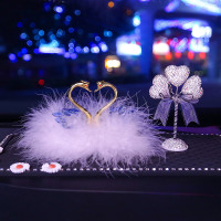 敬平水晶天鹅车内饰品摆件女车载香水汽车装饰用品大全漂亮 蓝色羽毛天鹅+白色爱心钻球+小雏菊加长挂摆件