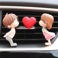 敬平汽车装饰可爱卡通香水夹女车载香水固体香薰夹车内饰品摆件 亲吻款加爱心(送2包香片 平挂摆件
