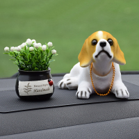 敬平网红车饰车载摇头公仔狗狗汽车车内饰品小摆件仪表台创意装饰 比格配黑色吉祥果 平挂摆件