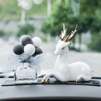 敬平一鹿平安汽车摆件车载香水车内饰品摆件男女可爱 创意男士 描金祥鹿+告白气球 平挂摆件