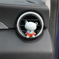 敬平车载香水摆件创意可爱网红小公仔车内空调出风口香薰香氛汽车装饰 青蛙主任出风口(送香片) 平挂摆件