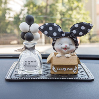 敬平汽车装饰可爱猫咪摇头女车载气球摆饰个性创意中控台车内饰品摆件 眯眼猫(发带)+黑白气球(玻璃瓶)+防滑垫+香水挂摆件